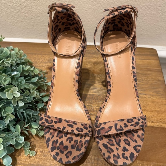 Wedged cheetah print heels - Picture 3 of 3